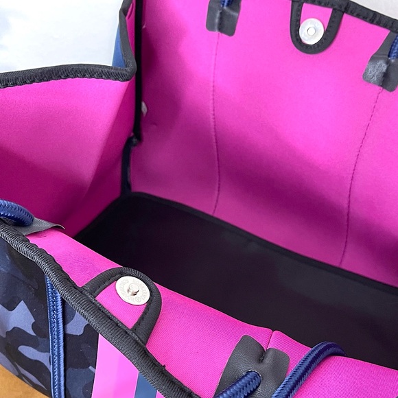 Navy Camo print with bright pink stripe neoprene tote bag with wristlet. - Picture 4 of 6